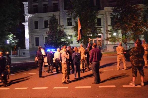 Националисты продолжают акцию под стенами Администрации Президента