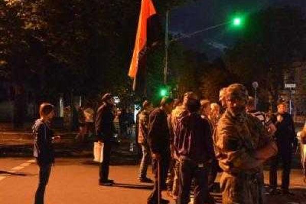 Националисты продолжают акцию под стенами Администрации Президента