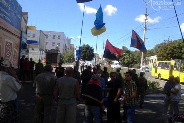 Сторонники "Правого сектора" провели пикет в Мариуполе Сторонники "Правого сектора" провели пикет в Мариуполе