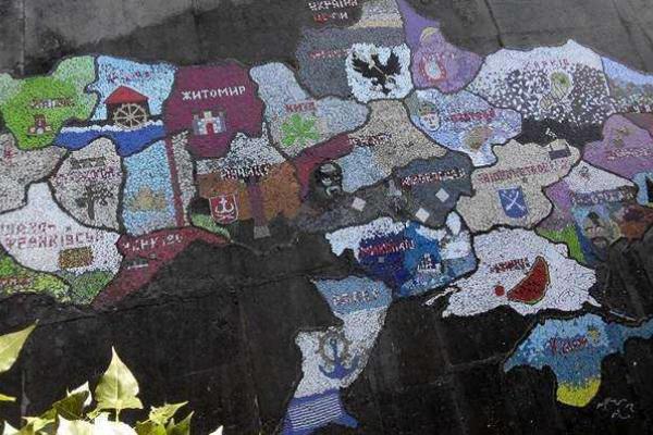 Новый национальный рекорд: в Киеве из мозаики создали самую большую карту Украины