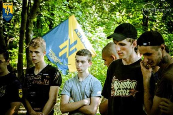 В Мариуполе бойцы полка "Азов" провели обучение военному делу всех желающих