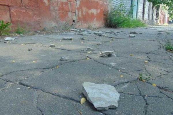 В Мариуполе ветхий балкон "чуть не убил" прохожих