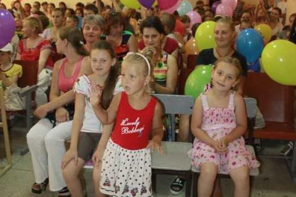 В многострадальную Марьинку возвращаются радость, улыбки и мирная суета