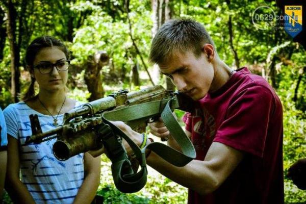 В Мариуполе бойцы полка "Азов" провели обучение военному делу всех желающих