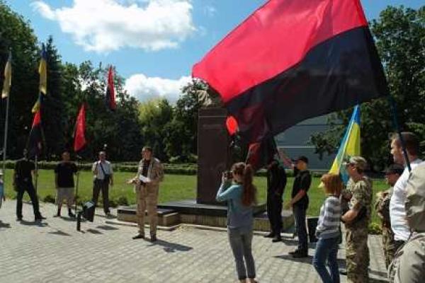 Активисты Мариуполя и Краматорска поддержали требования "Правого сектора"