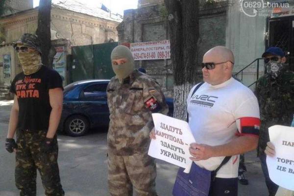 Сторонники "Правого сектора" провели пикет в Мариуполе Сторонники "Правого сектора" провели пикет в Мариуполе