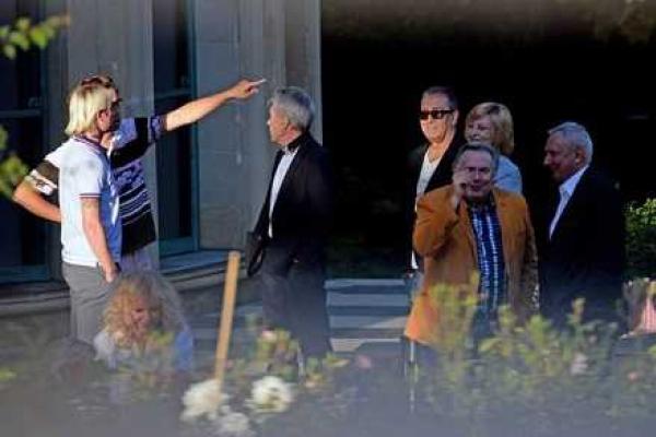 Фото Примадонны с дня рождения супруга