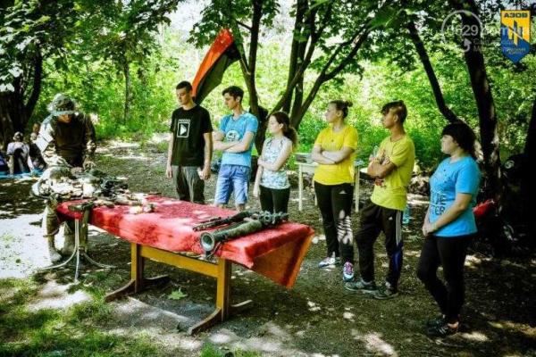 В Мариуполе бойцы полка "Азов" провели обучение военному делу всех желающих