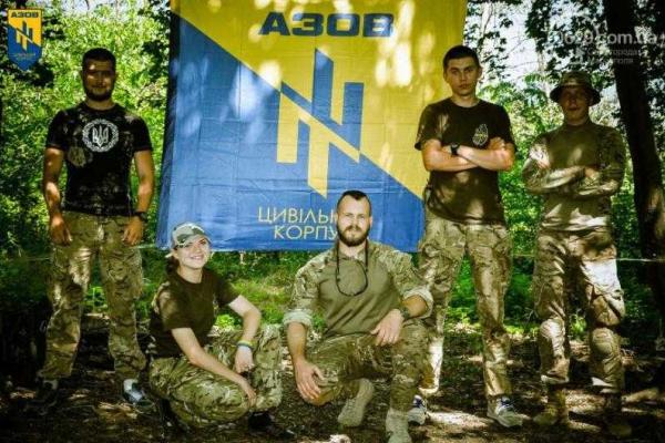 В Мариуполе бойцы полка "Азов" провели обучение военному делу всех желающих