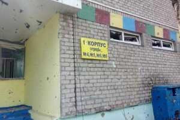 Когда-то в лагерях в Широкино звенел детский смех, после боевиков в развалинах шумит только ветер