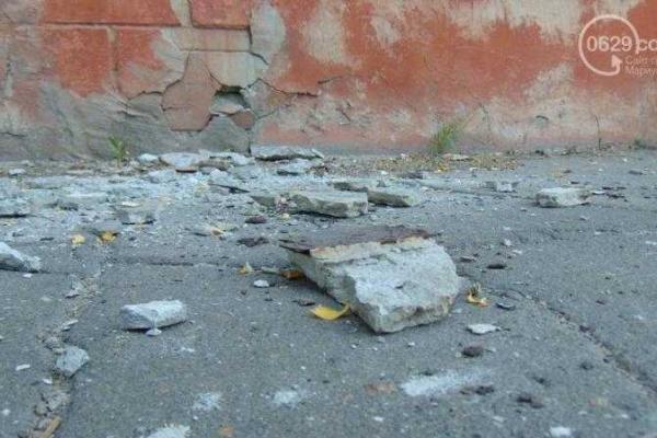 В Мариуполе ветхий балкон "чуть не убил" прохожих