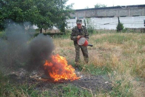 Сотрудники мариупольской колонии учились быть "пожарными" Сотрудники мариупольской колонии учились быть "пожарными"