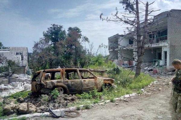 Когда-то в лагерях в Широкино звенел детский смех, после боевиков в развалинах шумит только ветер