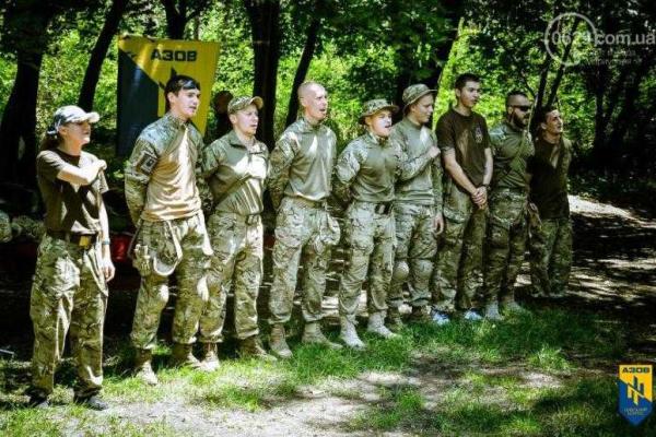 В Мариуполе бойцы полка "Азов" провели обучение военному делу всех желающих