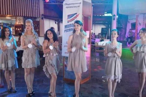 В Донецке среди красавиц, приехавших на конкурс, выбрали "Мисс зрительских симпатий" В Донецке среди красавиц, приехавших на конкурс, выбрали "Мисс зрительских симпатий"