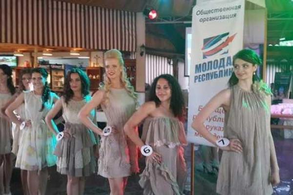 В Донецке среди красавиц, приехавших на конкурс, выбрали "Мисс зрительских симпатий" В Донецке среди красавиц, приехавших на конкурс, выбрали "Мисс зрительских симпатий"