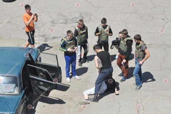 На Днепропетровщине подростки проходят курс молодого бойца На Днепропетровщине подростки проходят курс молодого бойца