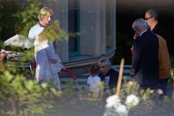 Фото Примадонны с дня рождения супруга