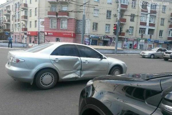 В Мариуполе две иномарки не смогли решить "кто главнее", ГАИ помогает... В Мариуполе две иномарки не смогли решить "кто главнее", ГАИ помогает...