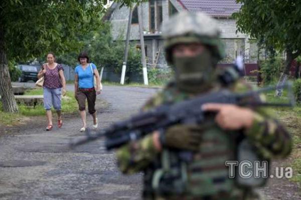 В селах под Мукачево появилась военная техника и люди с оружием В селах под Мукачево появилась военная техника и люди с оружием