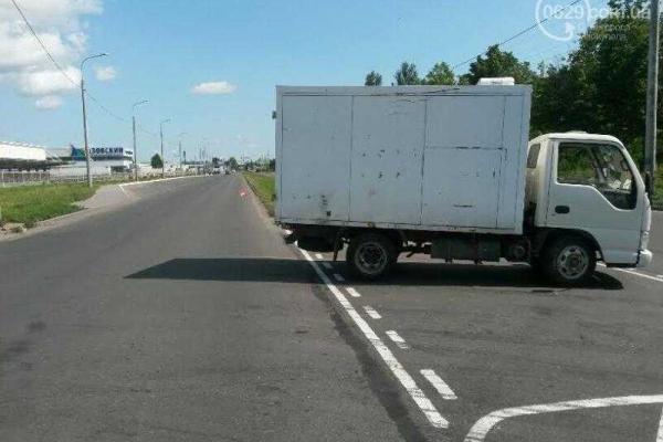 ДТП в Мариуполе: дорогу "не поделили" грузовик и "Славута" ДТП в Мариуполе: дорогу "не поделили" грузовик и "Славута"