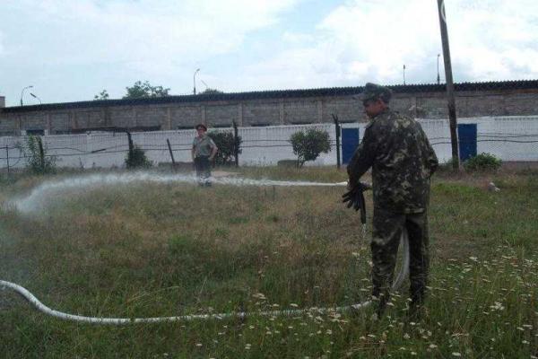 Сотрудники мариупольской колонии учились быть "пожарными" Сотрудники мариупольской колонии учились быть "пожарными"