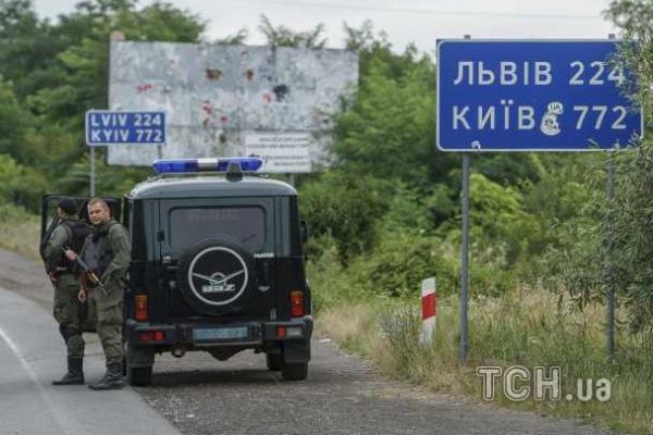В селах под Мукачево появилась военная техника и люди с оружием В селах под Мукачево появилась военная техника и люди с оружием