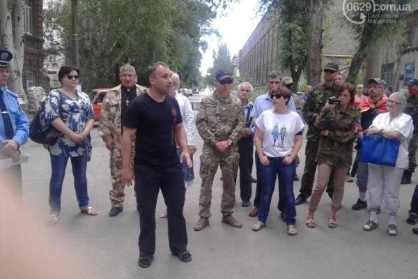Сторонники "Правого сектора" провели пикет в Мариуполе Сторонники "Правого сектора" провели пикет в Мариуполе