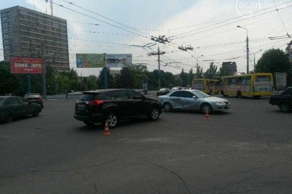 В Мариуполе две иномарки не смогли решить "кто главнее", ГАИ помогает... В Мариуполе две иномарки не смогли решить "кто главнее", ГАИ помогает...