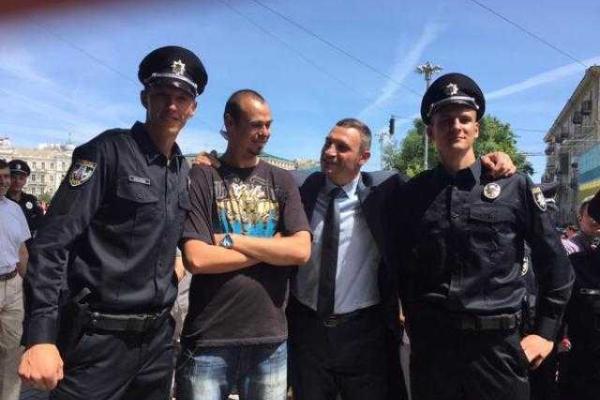 В соцсетях стартовал флешмоб "Селфи с копом" В соцсетях стартовал флешмоб "Селфи с копом"