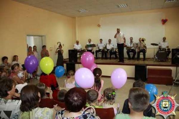 В многострадальную Марьинку возвращаются радость, улыбки и мирная суета