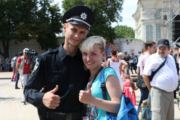 В соцсетях стартовал флешмоб "Селфи с копом" В соцсетях стартовал флешмоб "Селфи с копом"