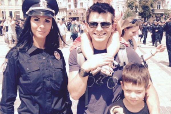 В соцсетях стартовал флешмоб "Селфи с копом" В соцсетях стартовал флешмоб "Селфи с копом"