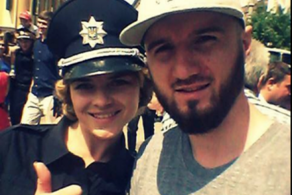 В соцсетях стартовал флешмоб "Селфи с копом" В соцсетях стартовал флешмоб "Селфи с копом"