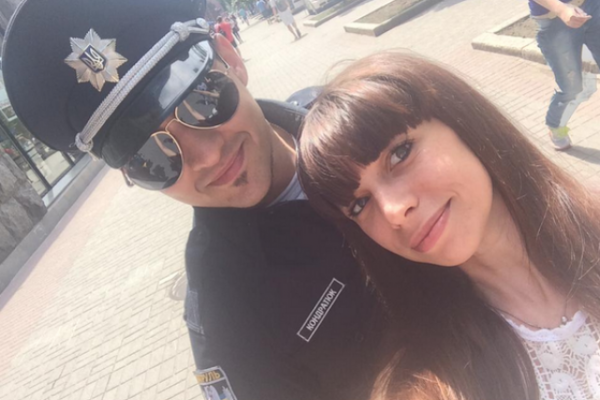 В соцсетях стартовал флешмоб "Селфи с копом" В соцсетях стартовал флешмоб "Селфи с копом"