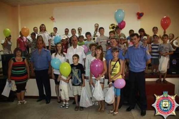 В многострадальную Марьинку возвращаются радость, улыбки и мирная суета