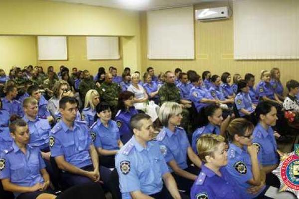 В Мариуполе милиционерам торжественно вручали внеочередные звания, ценные подарки и грамоты 