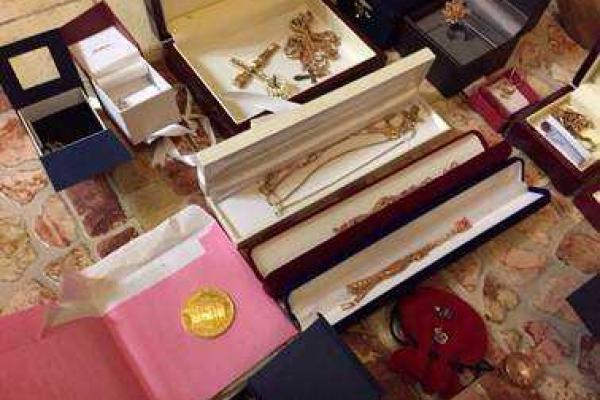 В ходе спецоперации СБУ у чиновников прокуратуры изъята валюта и драгоценности В ходе спецоперации СБУ у чиновников прокуратуры изъята валюта и драгоценности