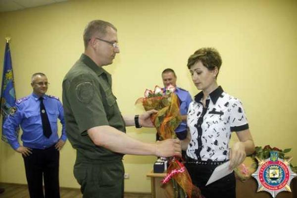 В Мариуполе милиционерам торжественно вручали внеочередные звания, ценные подарки и грамоты 