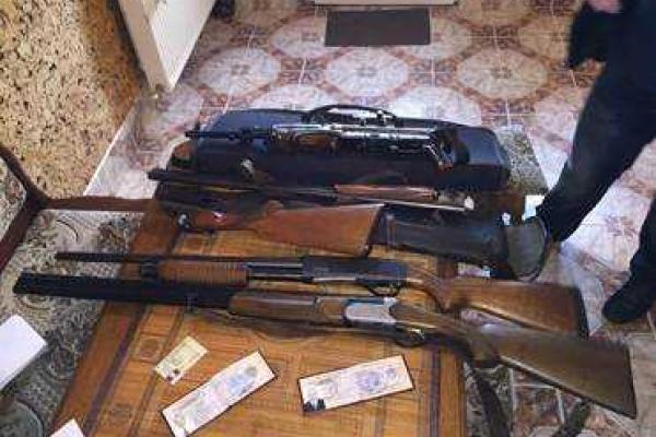 В Мукачево продолжается спецоперация, СБУ проводит обыски и изымает оружие