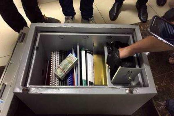 В ходе спецоперации СБУ у чиновников прокуратуры изъята валюта и драгоценности В ходе спецоперации СБУ у чиновников прокуратуры изъята валюта и драгоценности