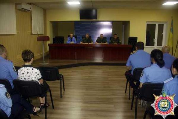 В Мариуполе милиционерам торжественно вручали внеочередные звания, ценные подарки и грамоты 