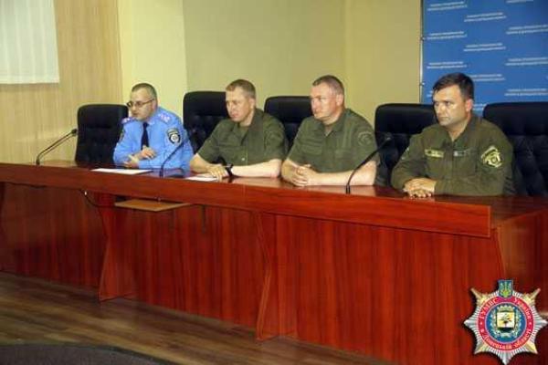В Мариуполе милиционерам торжественно вручали внеочередные звания, ценные подарки и грамоты 