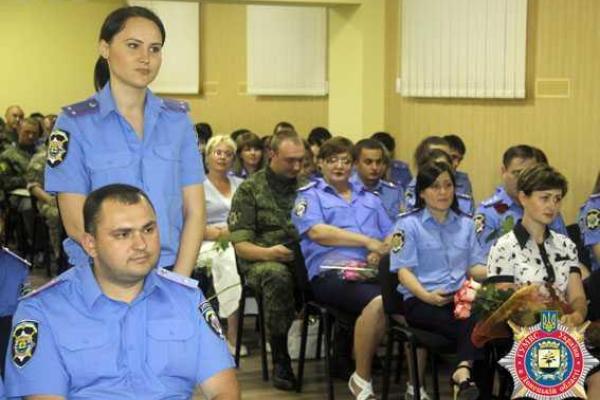 В Мариуполе милиционерам торжественно вручали внеочередные звания, ценные подарки и грамоты 