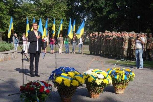 В Запорожье почтили память погибших бойцов АТО и вручили награды женам героев В Запорожье почтили память погибших бойцов АТО и вручили награды женам героев