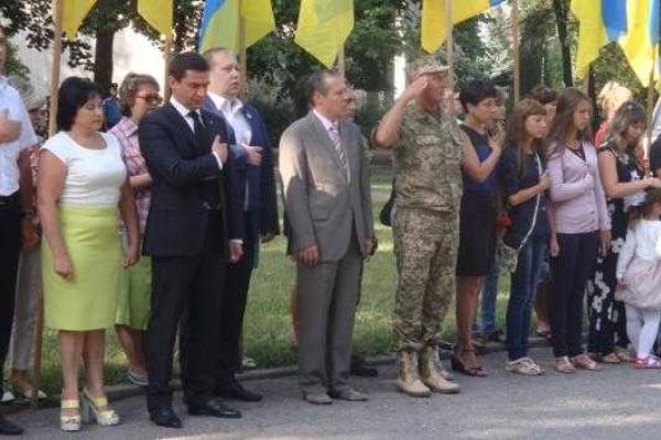 В Запорожье почтили память погибших бойцов АТО и вручили награды женам героев В Запорожье почтили память погибших бойцов АТО и вручили награды женам героев