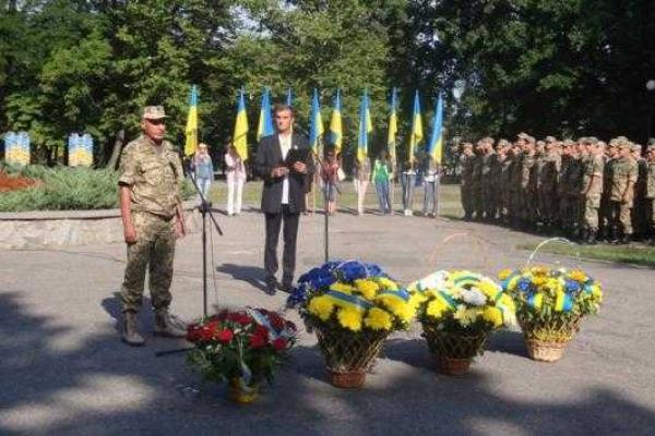 В Запорожье почтили память погибших бойцов АТО и вручили награды женам героев В Запорожье почтили память погибших бойцов АТО и вручили награды женам героев