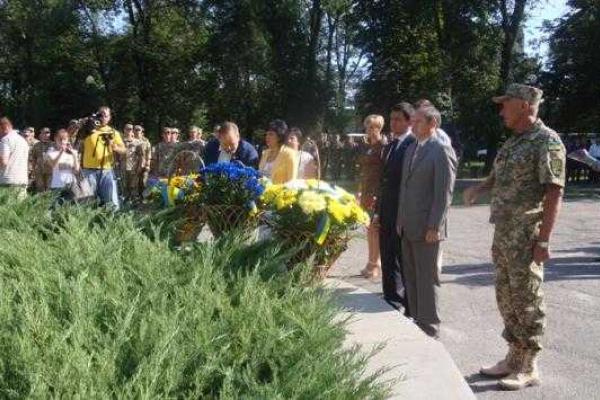 В Запорожье почтили память погибших бойцов АТО и вручили награды женам героев В Запорожье почтили память погибших бойцов АТО и вручили награды женам героев