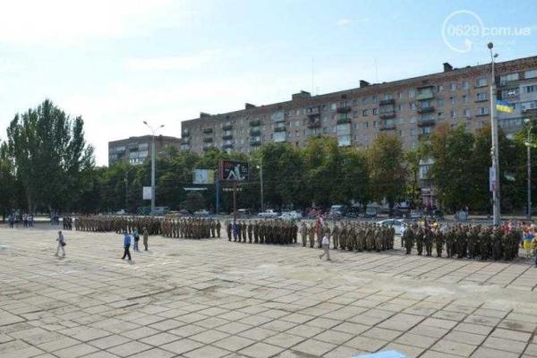 В Мариуполе торжественно и весело празднуют День Государственного флага 