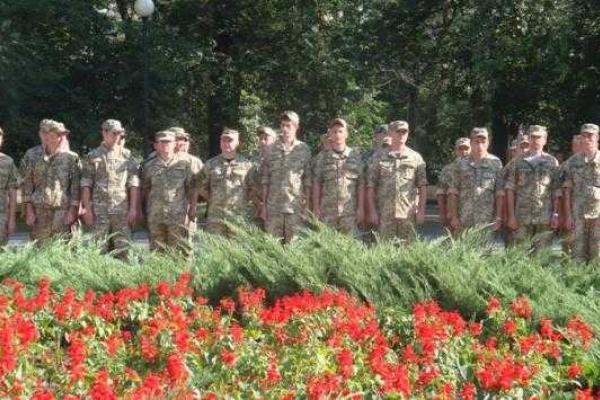 В Запорожье почтили память погибших бойцов АТО и вручили награды женам героев В Запорожье почтили память погибших бойцов АТО и вручили награды женам героев